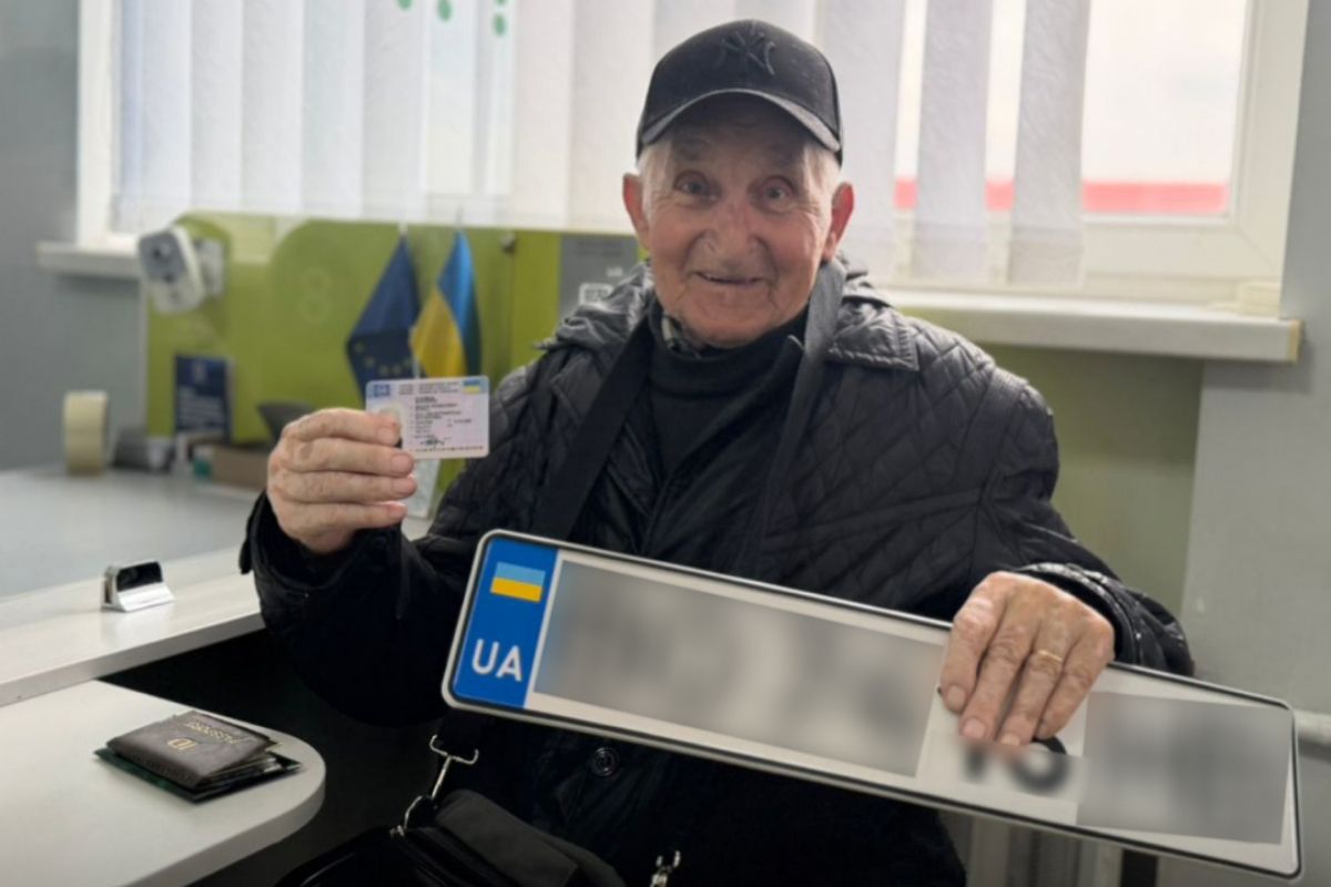Після пожежі — знову за кермо: 87-річний чоловік з Тернопільщини відновив документи після пожежі
