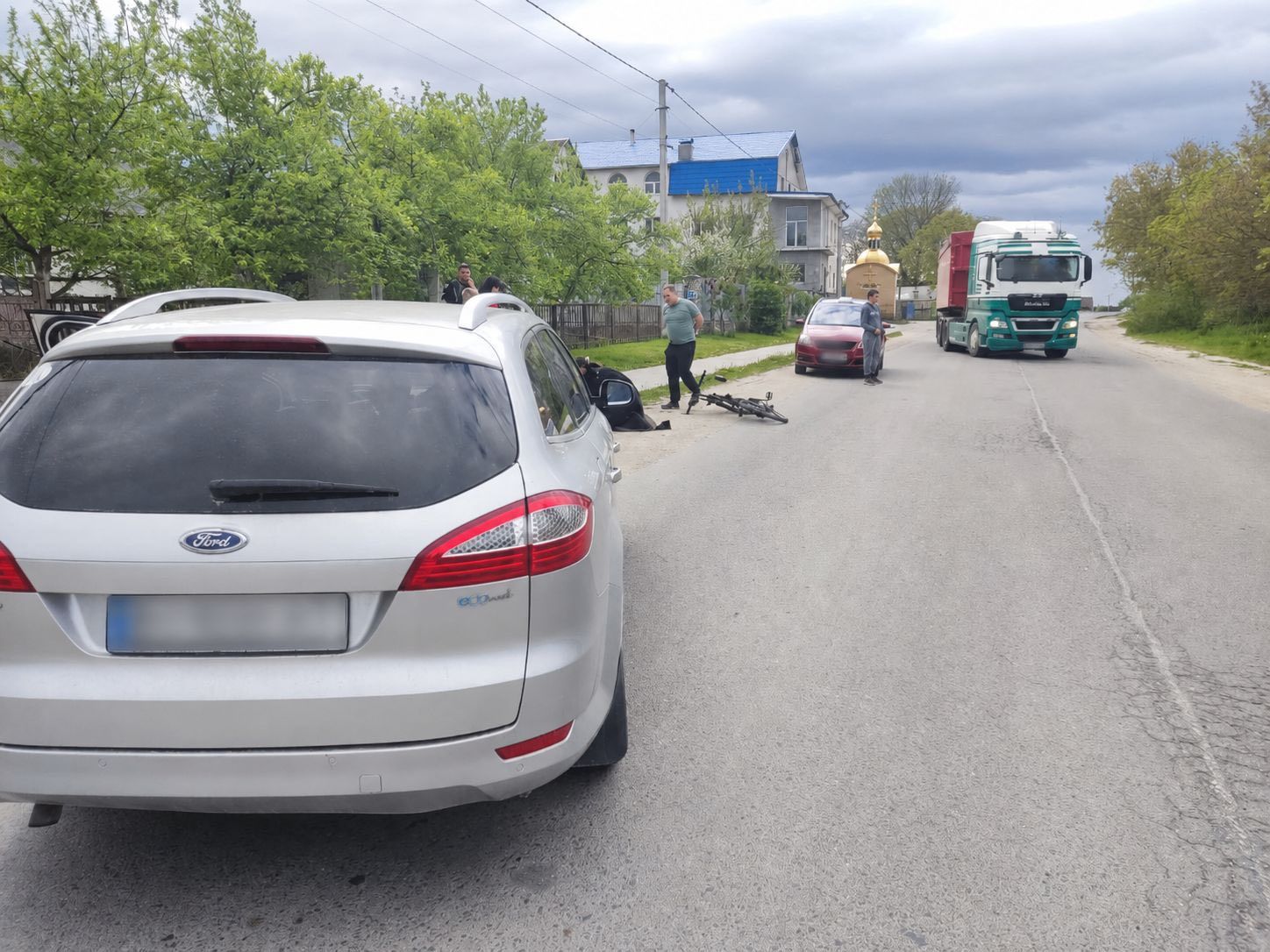 У Почаєві 10-річний хлопчик на велосипеді потрапив під колеса авто