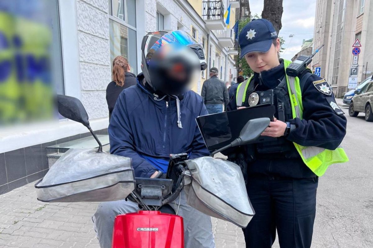 У центрі Тернополя порушник на електротранспорті отримав протокол