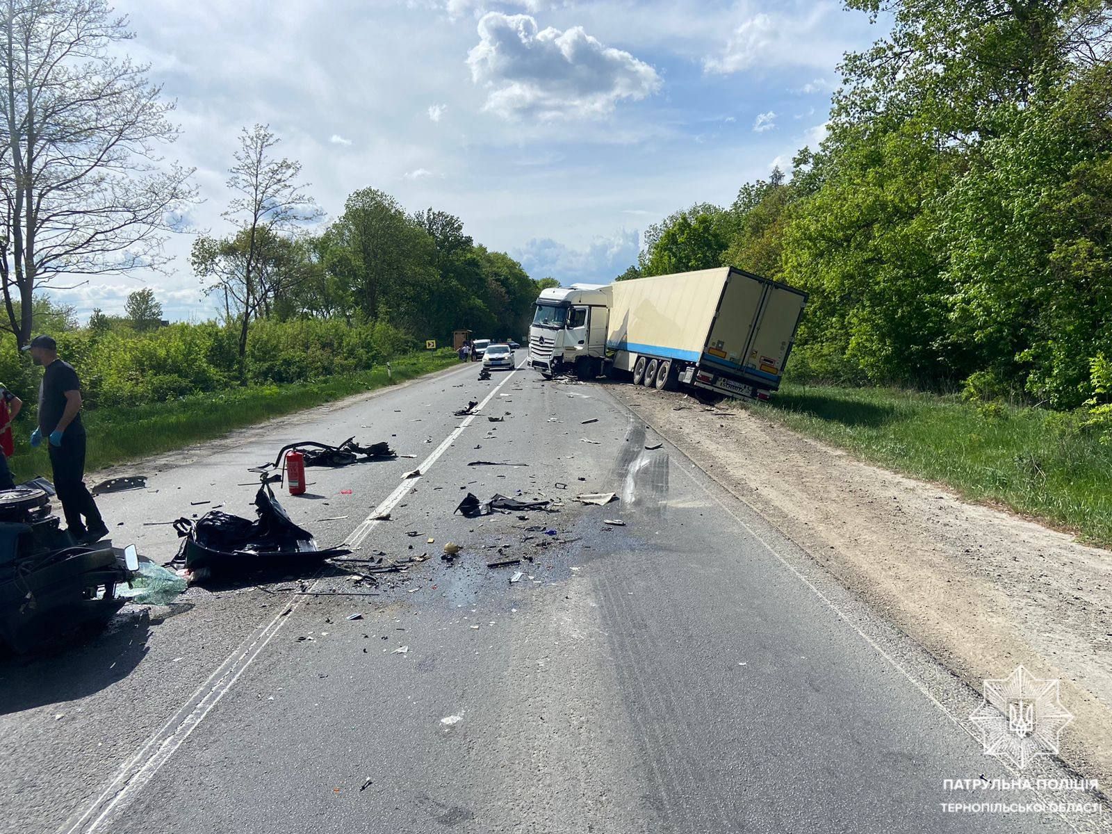 Аварія з вантажівкою неподалік Тернополя: є загиблий, рух перекритий