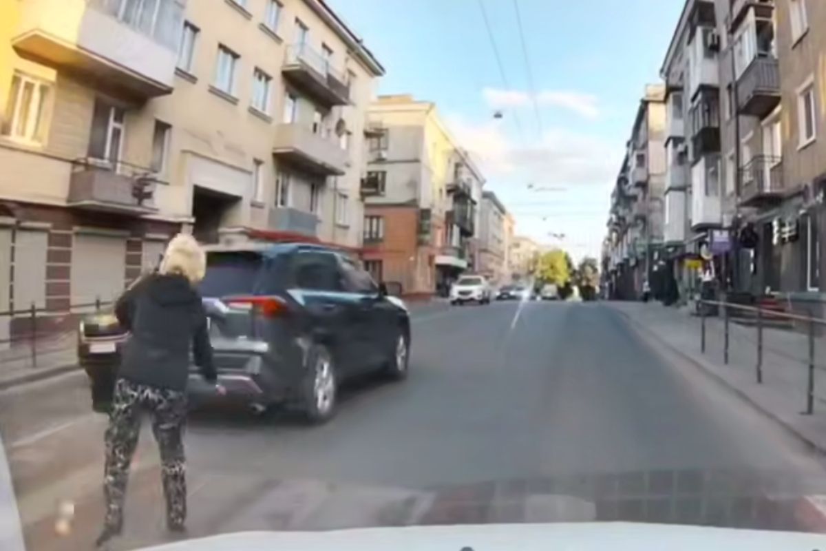 На Замковій водій «Тойоти» ледь не збив жінку на переході
