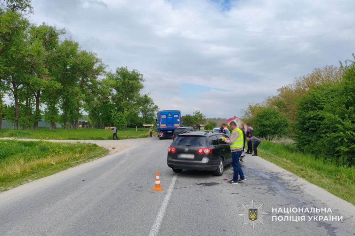 Аварія на Чортківщині: Volkswagen зіткнувся з вантажівкою, двоє травмованих