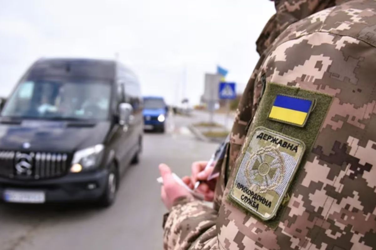 Українці тепер можуть дізнатись онлайн, чи є у них обмеження на виїзд за кордон