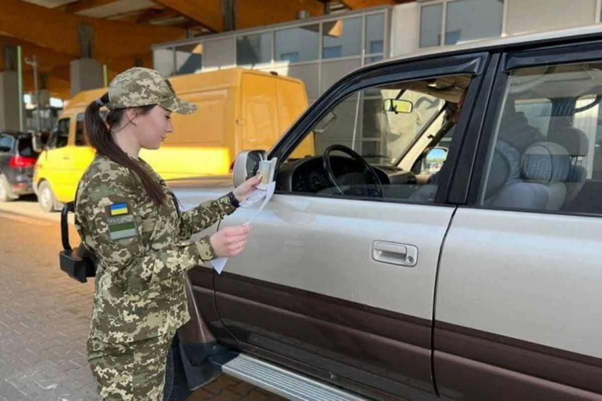 В Україні скасували обмеження на перетин кордону для жінок на державних посадах