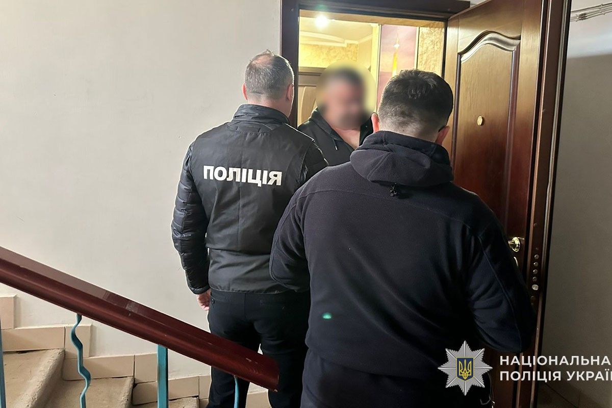 Поліцейських, яких підозрюють «прикритті» діяльності студій «контенту 18+», відсторонили від служби
