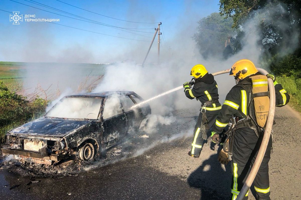 В Острові згорів автомобіль