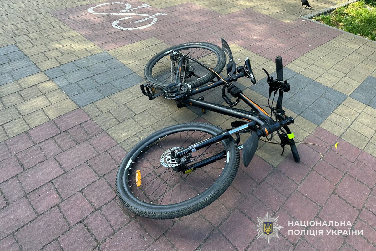 Розшукують водія електросамоката, який у Сопільче врізався в дитину на велосипеді та втік