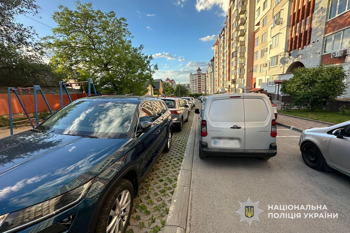 На Коновальця восьмирічна дівчинка потрапила під колеса автівки