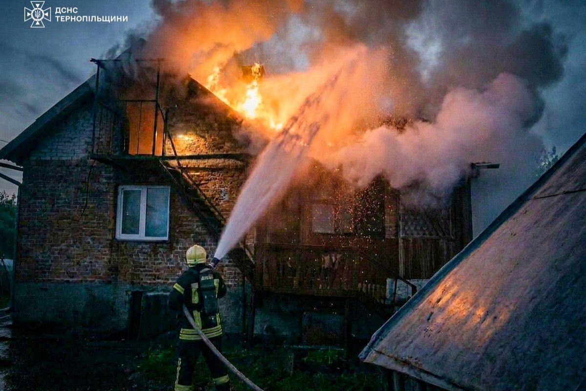 У селі Петриків гасили пожежу житлового будинку