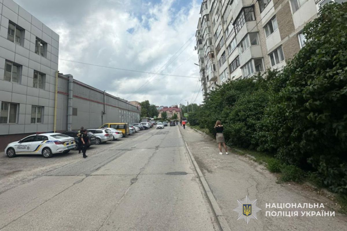 Аварія на Дружбі: п'яний водій збив двох жінок на тротуарі та втік з місця ДТП