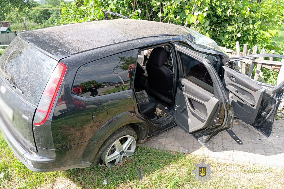 На Чортківщині автівка злетіла з дороги та врізалась у металеву огорожу, а потім — стовп