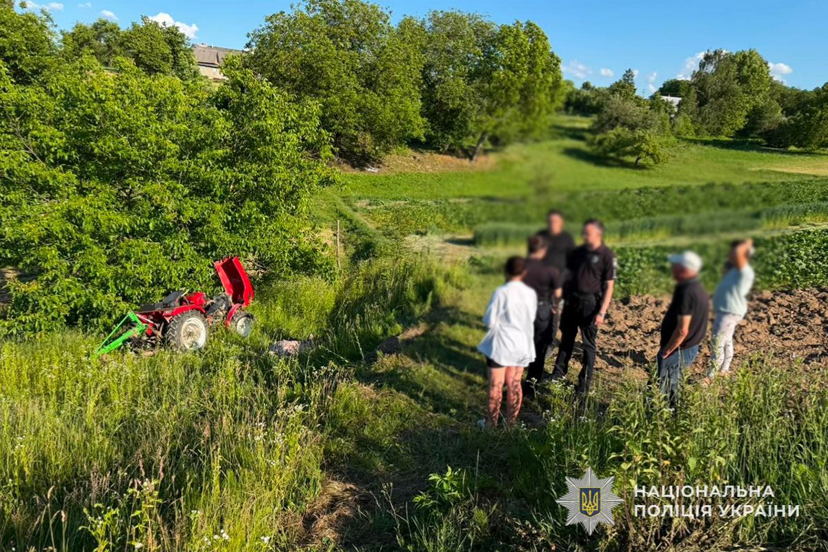 На Кременеченні загинув водій трактора: техніка перекинулась