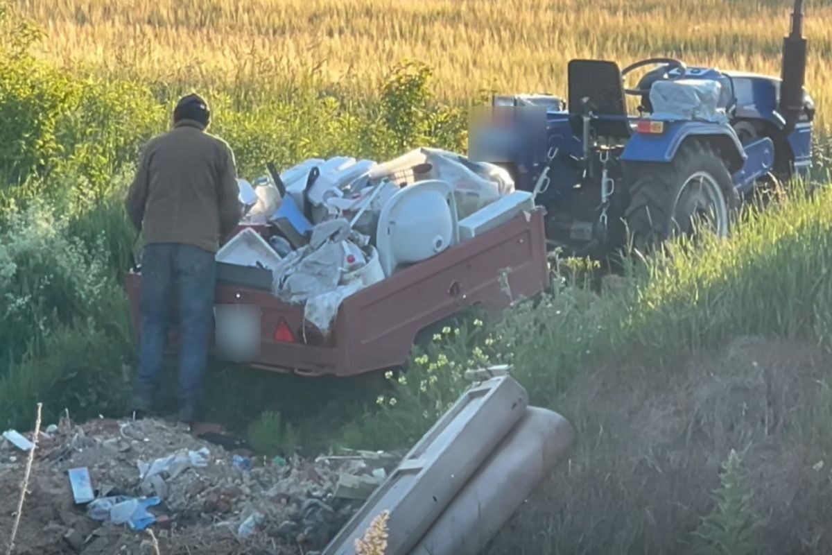 Розшукали та оштрафували чоловіка, який вивіз сміття у Пронятині