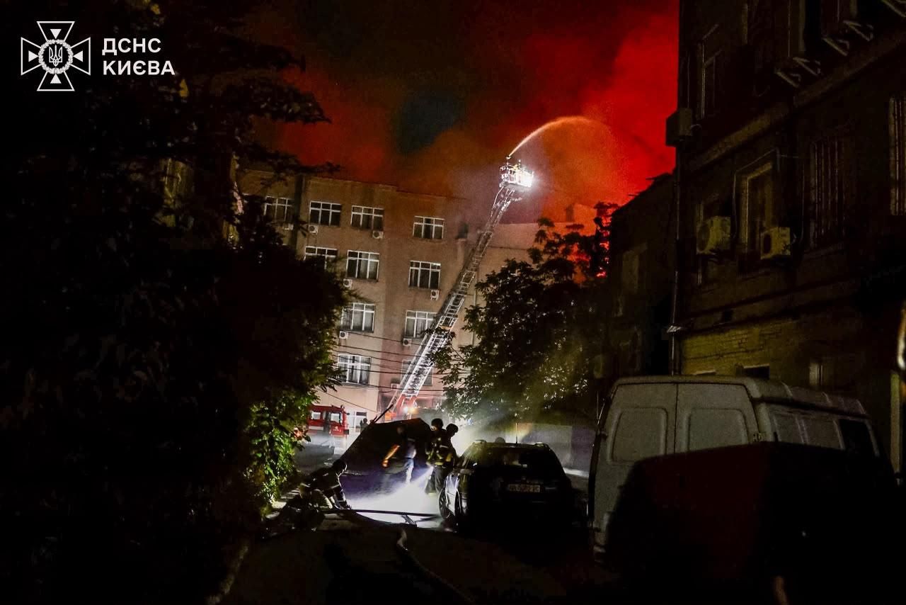 Вночі ворог бив ракетами та дронами по Києву: зруйновані багатоповерхівки, є загиблі та поранені