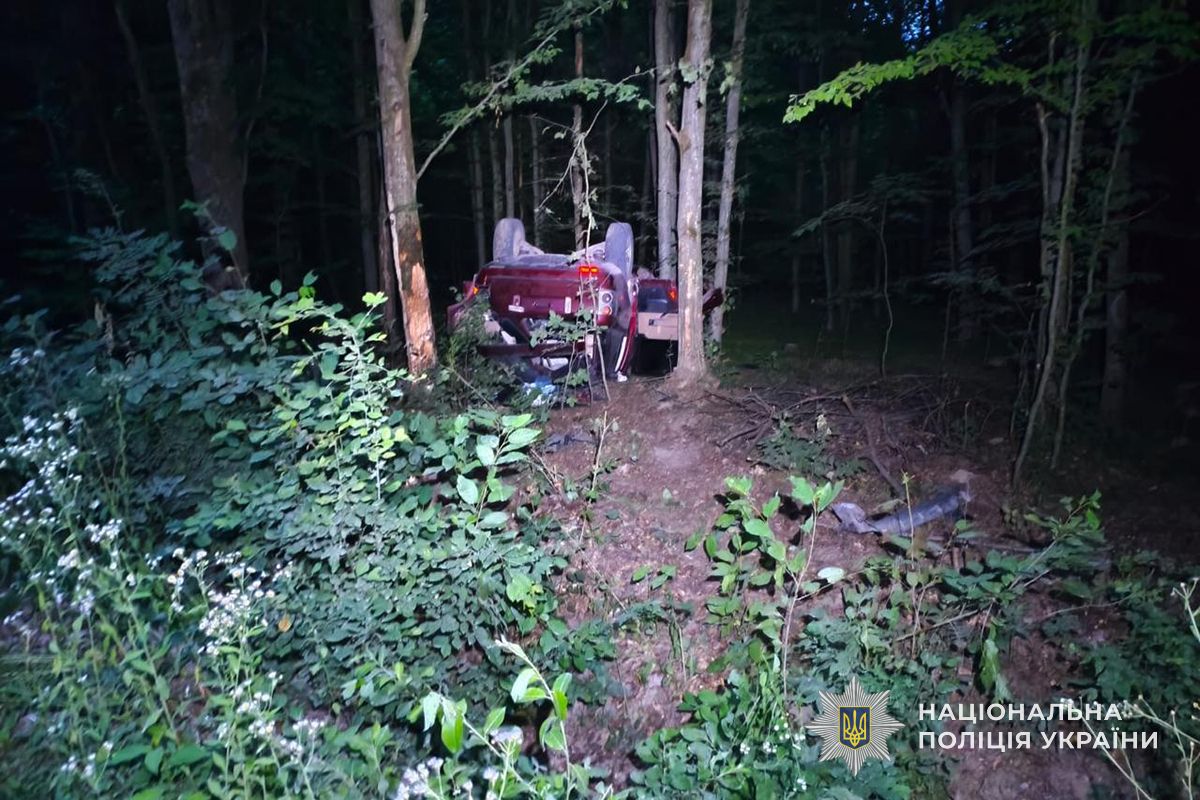У Яблунові перекинувся Range Rover: постраждали троє людей