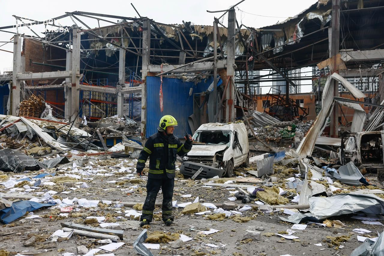 Вночі ворог знову бив балістикою по Києву: рятувальники ліквідовують пожежі