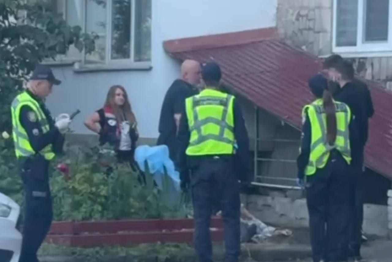 У Тернополі на вулиці Карпенка загинув чоловік, випавши з вікна четвертого поверху