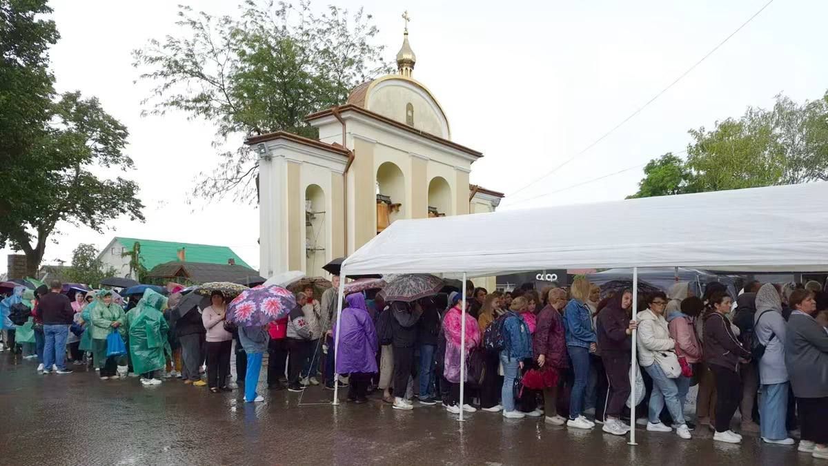 Крізь дощ до Зарваниці: паломники йдуть до чудотворної ікони Матері Божої