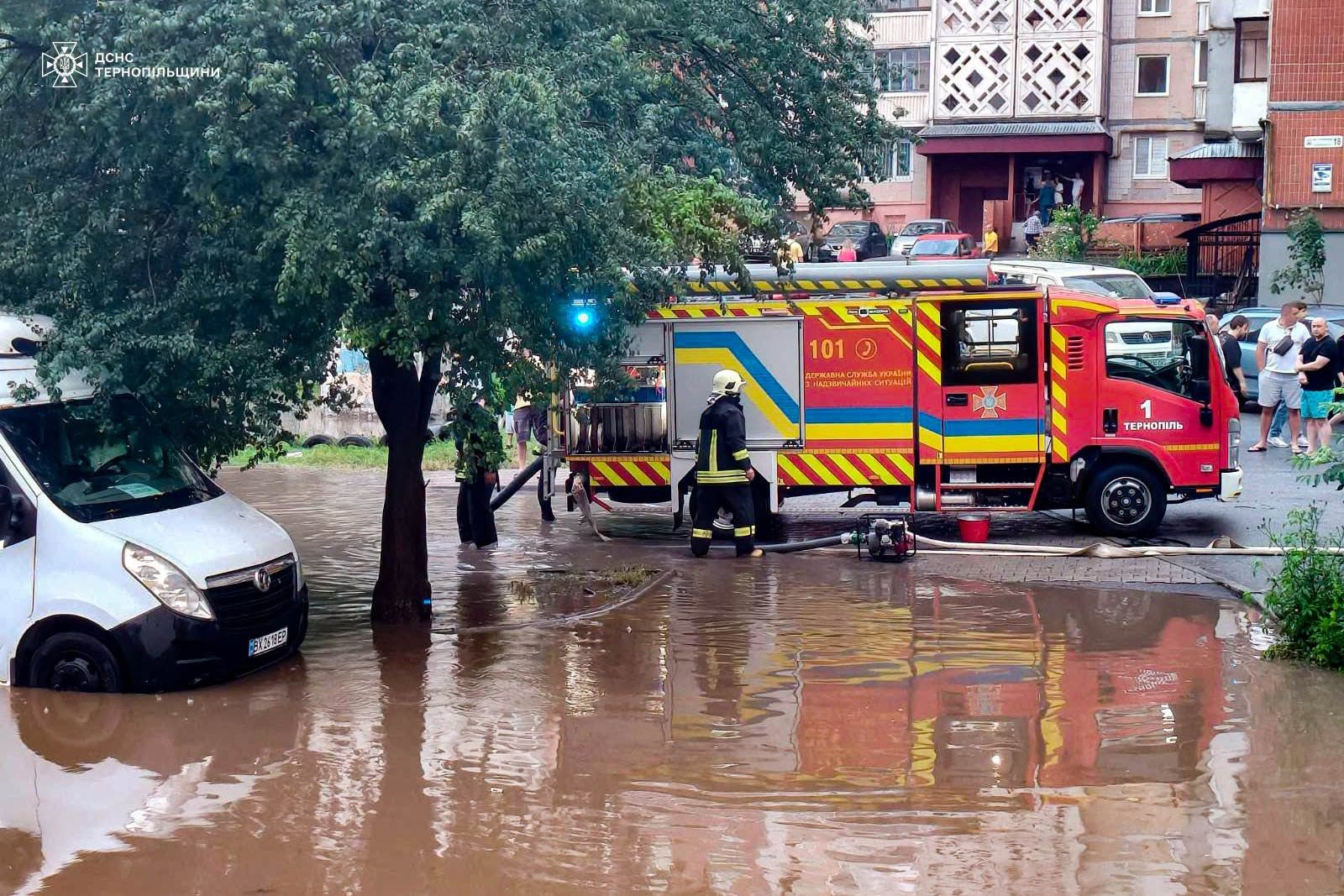 На Микулинецькій і Коновальця продовжують відкачувати воду після сильної зливи