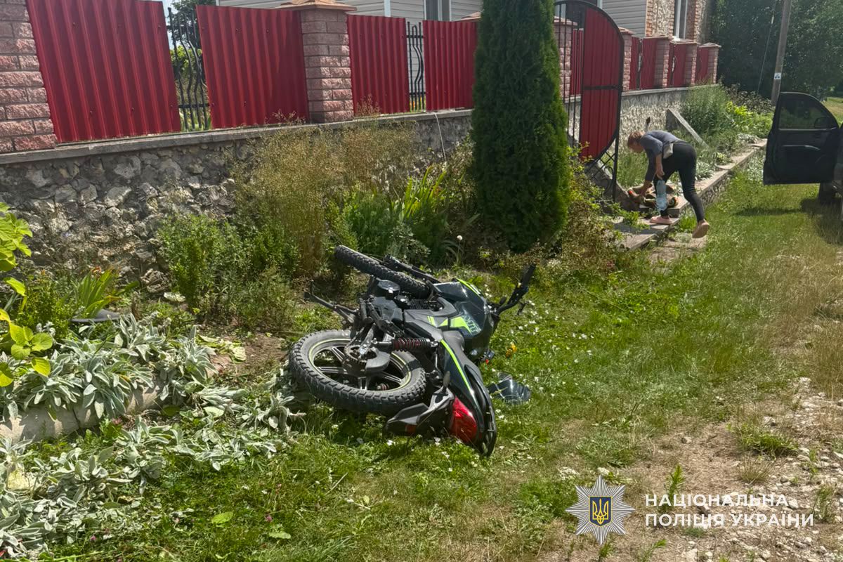 Смертельна ДТП в Підволочиській громаді: водій мотоцикла врізався в бетонну огорожу