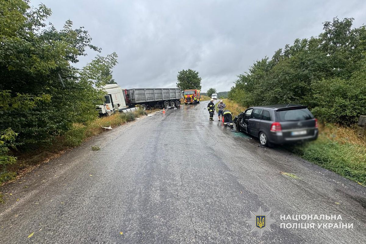 На Тернопільщині водій Opel Zafira врізався у вантажівку з напівпричепом