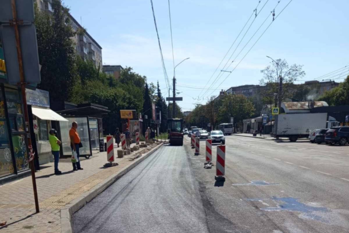 На Київській облаштували заїзну кишеню до зупинки