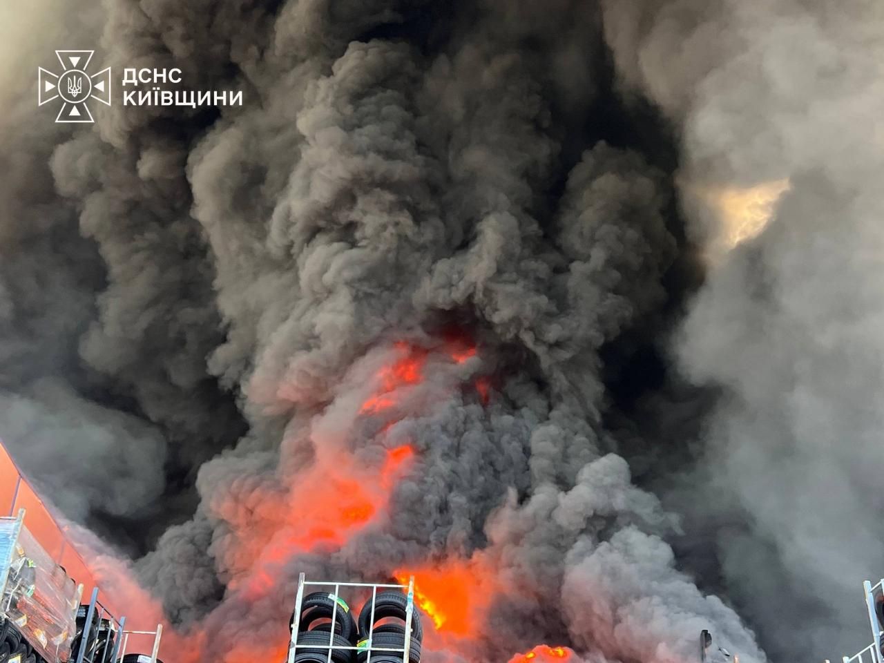Від ранку ворог обстрілює Київщину: масштабні пожежі, атака на підприємства та жертви