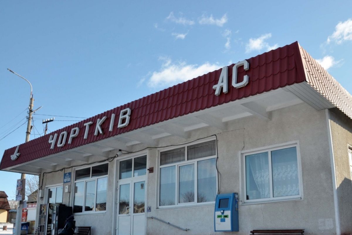 Вбиральня на колодці і пандус, яким неможливо користуватись: що не так із безбар’єрністю автостанції у Чорткові