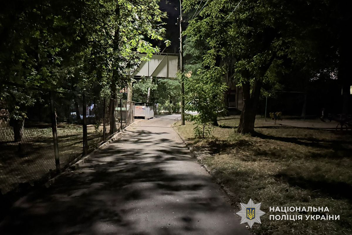 У дворі на проспекті Бандери керманич електросамоката збив 11-річного хлопця та втік