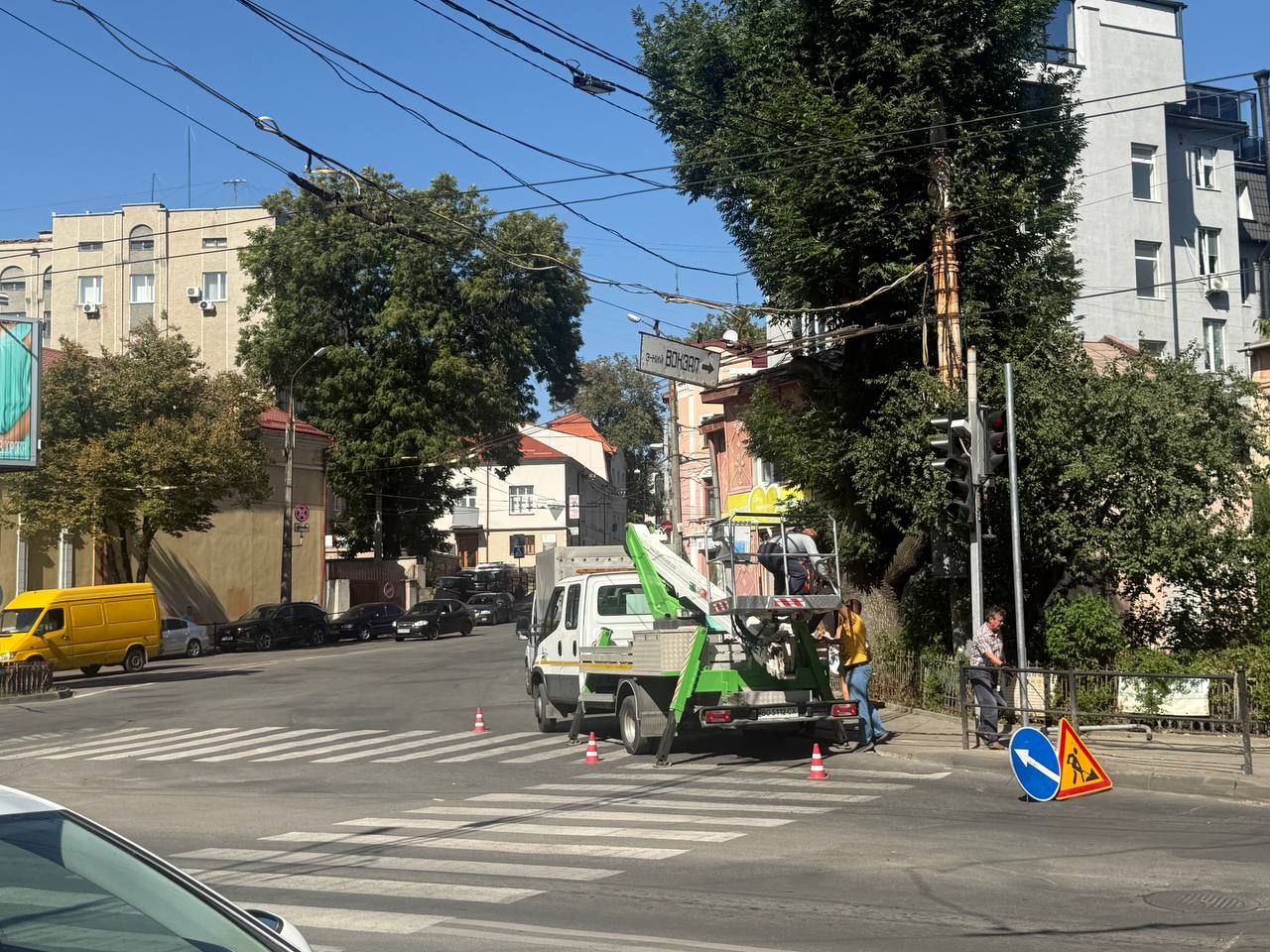 На Острозького триває ремонт світлофора