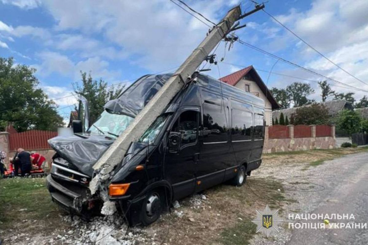 На Чортківщині рейсовий автобус врізався в стовп: у водія зафіксували 3,11 проміле алкоголю в крові