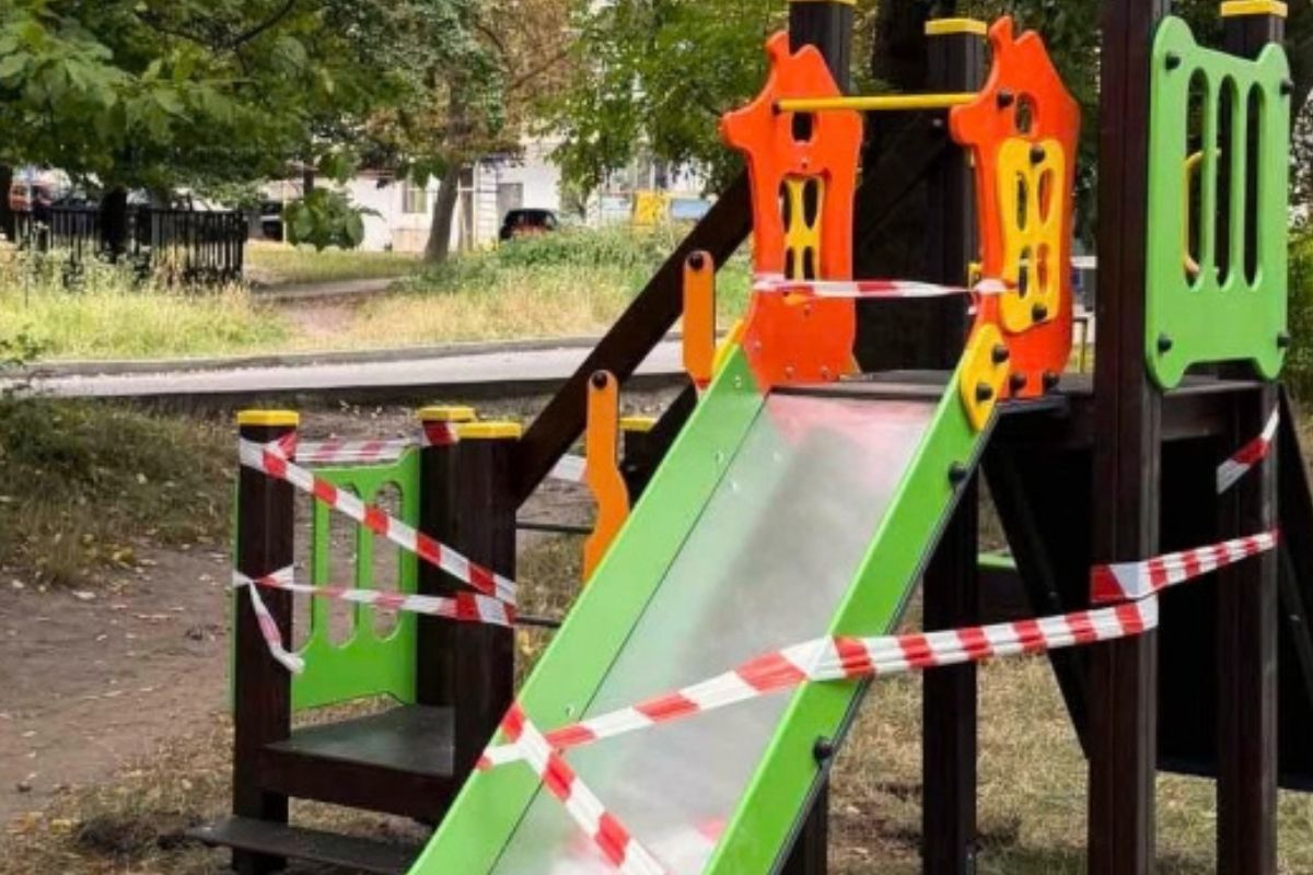 На прибудинкових територіях у Тернополі встановили чотири дитячих майданчики