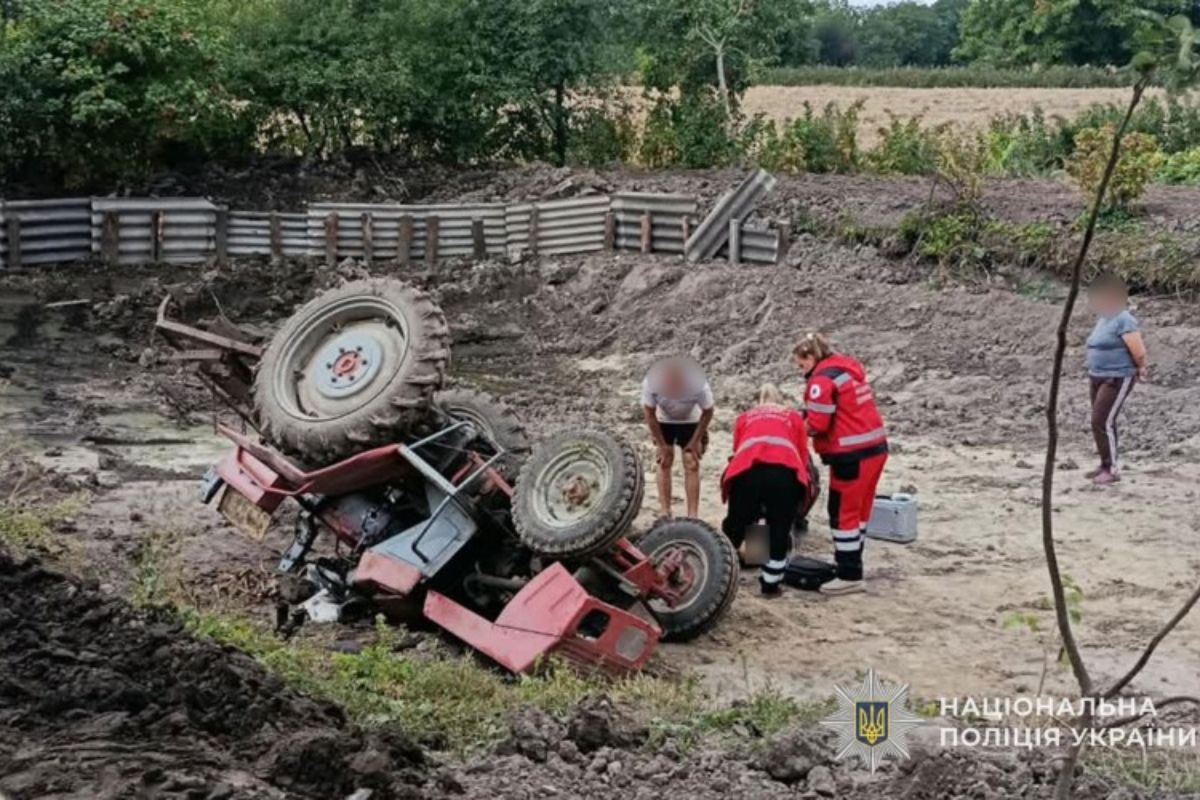 На Кременеччині перекинувся трактор: водій загинув