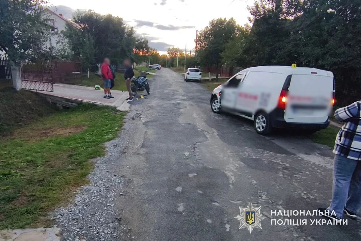 У Копичинцях неповнолітній мотоцикліст зіткнувся з Renault