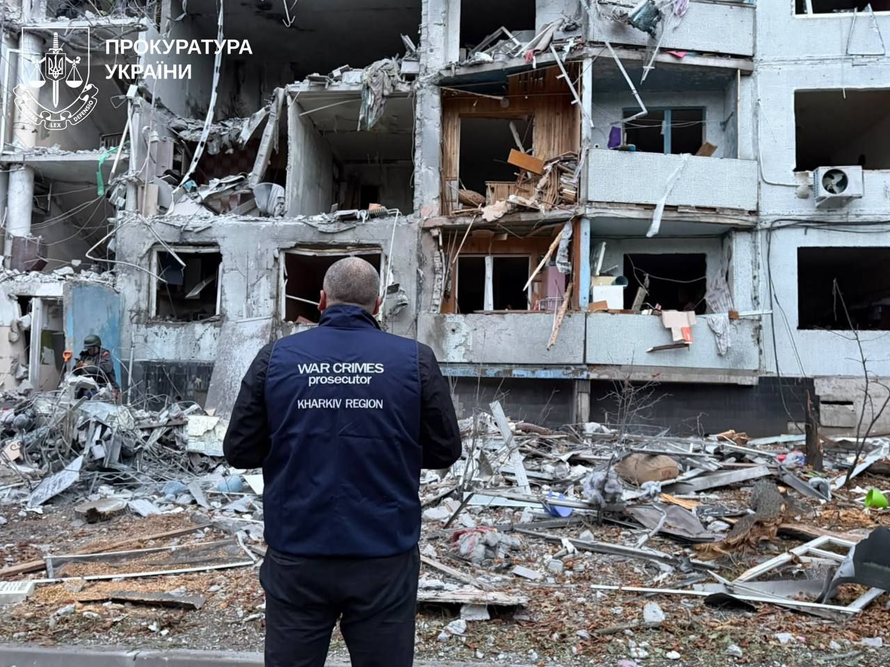 Росіяни побили КАБами багатоповерхівку в Харкові: серед постраждалих багато дітей