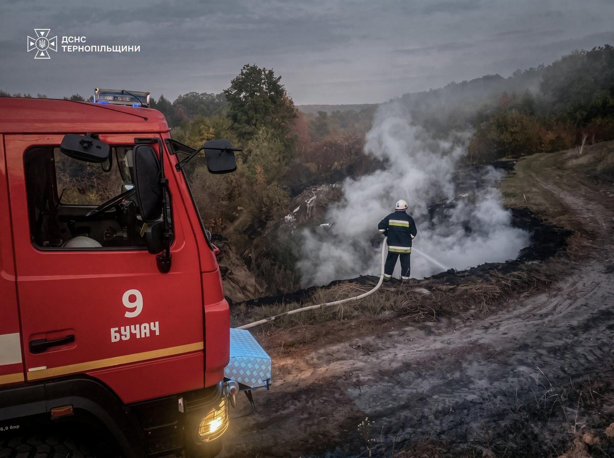 У Чортківському районі горить стихійне сміттєзвалище