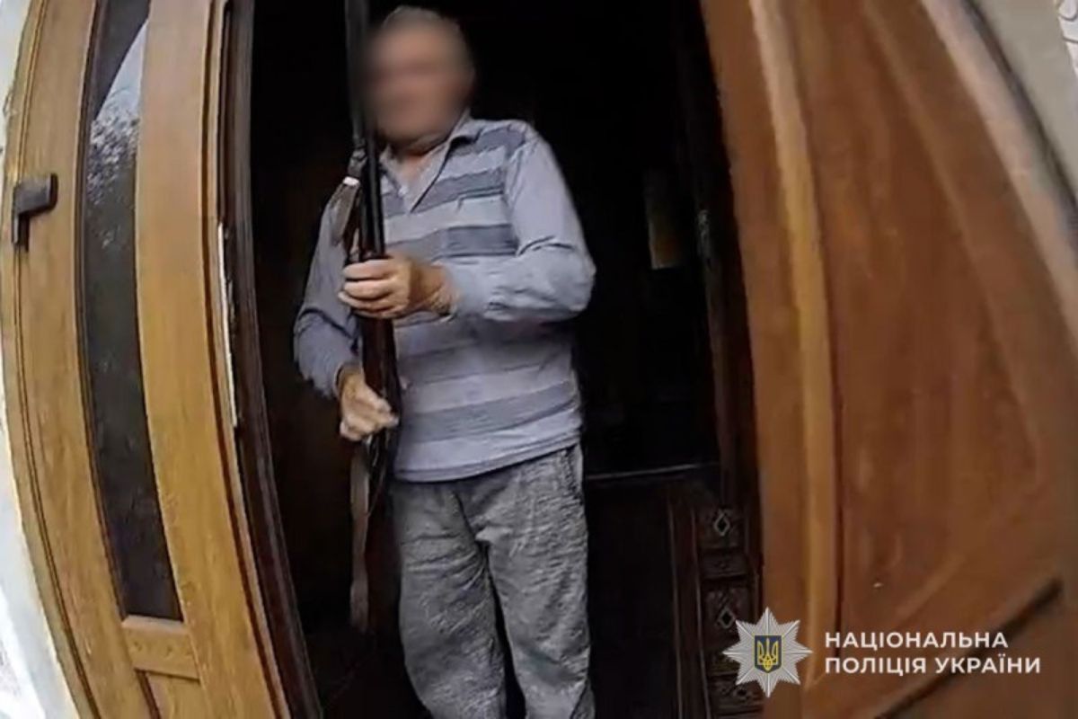 За погрозу вбивством працівникам поліції жителю Чортківщини загрожує три роки тюрми