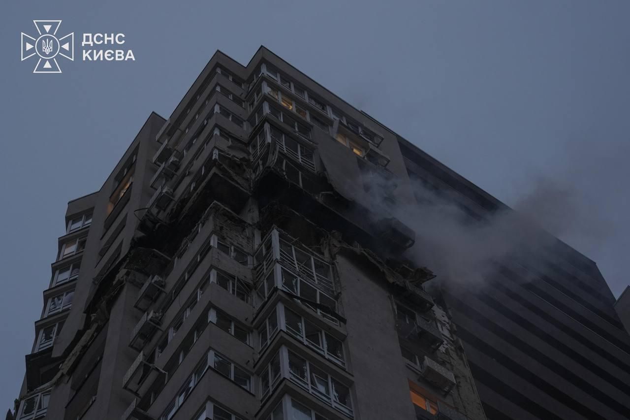 У Києві росіяни вдарили по багатоповерхівці: відомо про загиблих