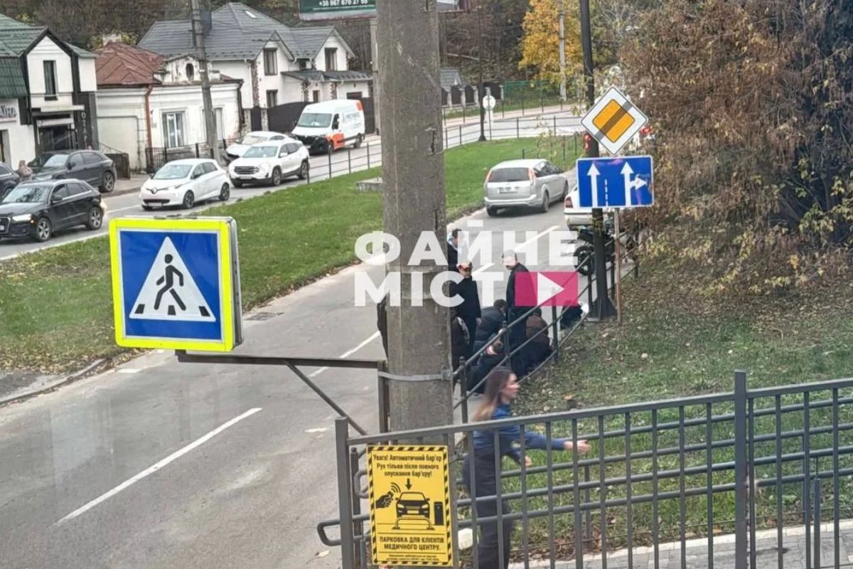 На вулиці Крушельницької мотоцикліст збив жінку з дитиною
