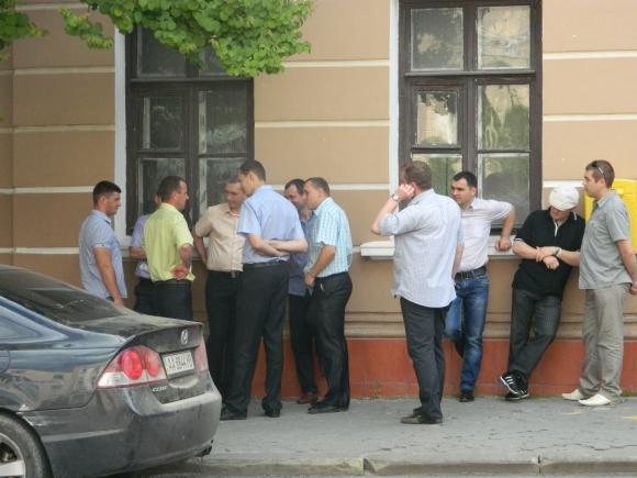 Біля міськради зібралися тернополяни, які незгідні з будівництвом (ОНОВЛЕНЕ), фото №4 на сайті 20minut.ua