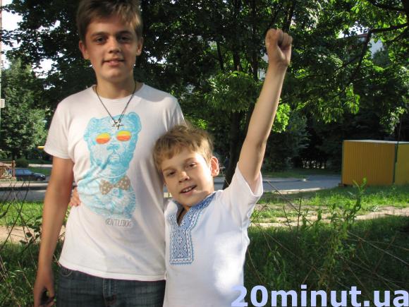 Фото дня: хлопчику із Донецька у Тернополі подарували вишиванку, фото №2 на сайті 20minut.ua