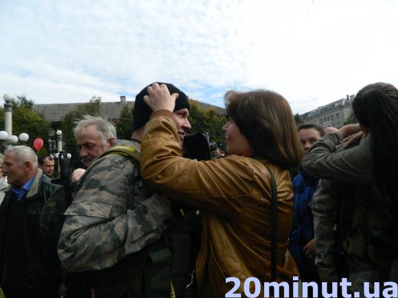 Тернопільських бійців проводжали в АТО (фоторепортаж), фото №4 на сайті 20minut.ua