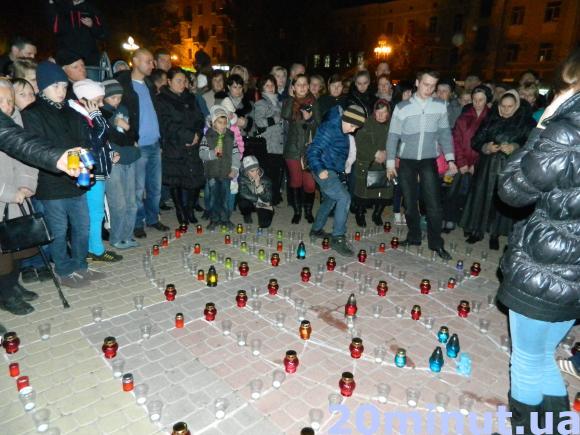 Фото дня: На майдані в Тернополі виклали тризуб зі свічок, фото №2 на сайті 20minut.ua