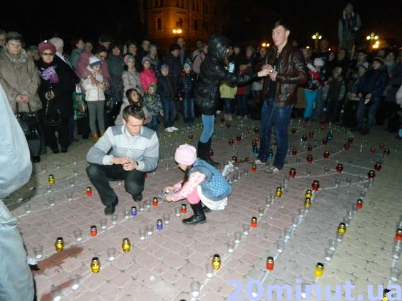 Фото дня: На майдані в Тернополі виклали тризуб зі свічок, фото №1 на сайті 20minut.ua