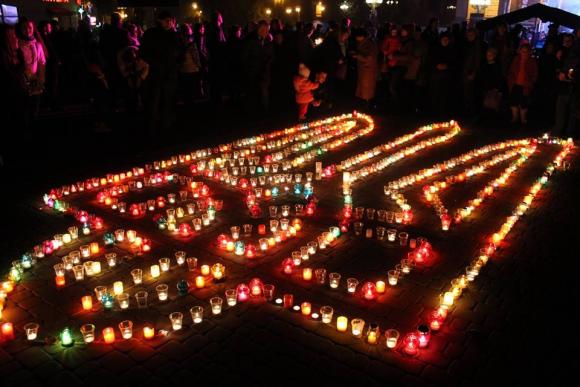 Фото дня: На майдані в Тернополі виклали тризуб зі свічок, фото №3 на сайті 20minut.ua