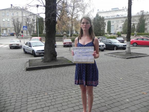 Тернополянка на холоді нагадала, як мерзнуть бійці АТО, фото №1 на сайті 20minut.ua