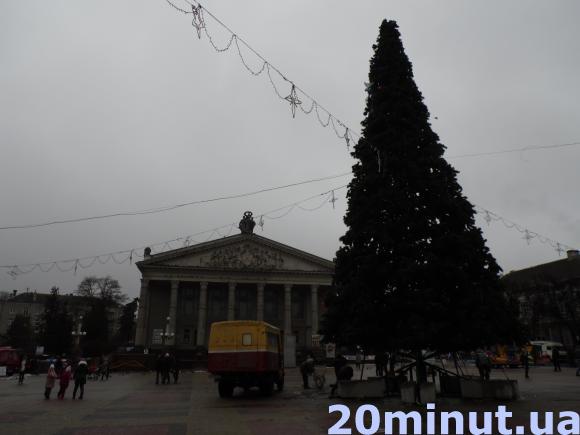 Фото дня: Комунальники розбирають центральну ялинку, фото №1 на сайті 20minut.ua