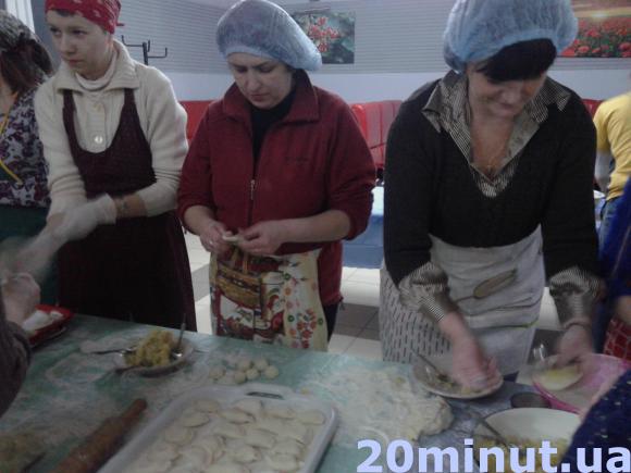 За вечір тернопільські господині наліпили 25 тисяч вареників для бійців на сайті 20minut.ua За вечір тернопільські господині наліпили 25 тисяч вареників для бійців, фото №2 на сайті 20minut.ua