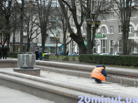 Фото дня: Тернопільські фонтани готують до роботи, фото №1 на сайті 20minut.ua