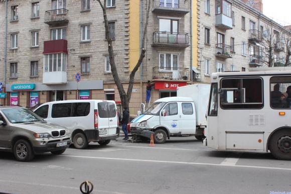Фото дня: на Руській - невеликий затор через аварію, фото №1 на сайті 20minut.ua